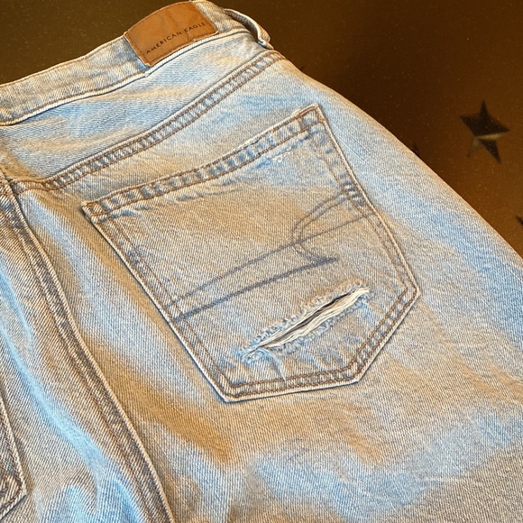 American Eagle Outfitters Aged Blue Traveler Distressed Mom Jeans - Picture 9 of 10